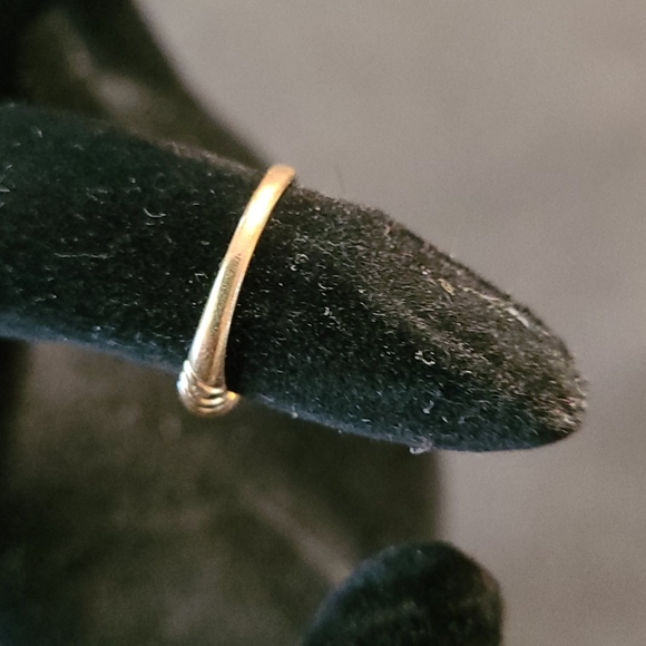 10K Ribbed Accent Ring - Picture 3 of 8